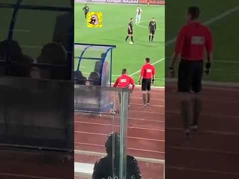 عبدالعزيز المريسل من مدرجات اللقاء يطالب بركلة جزاء للنصر ضد أحد