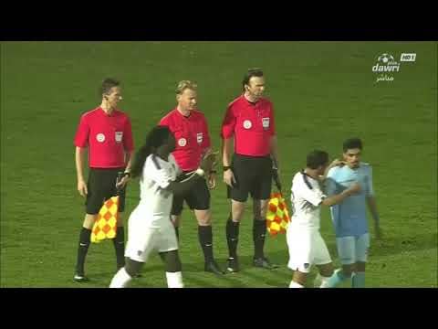 لقطة حارس نادي الباطن مع مهاجم الهلال بعد نهاية المباراة