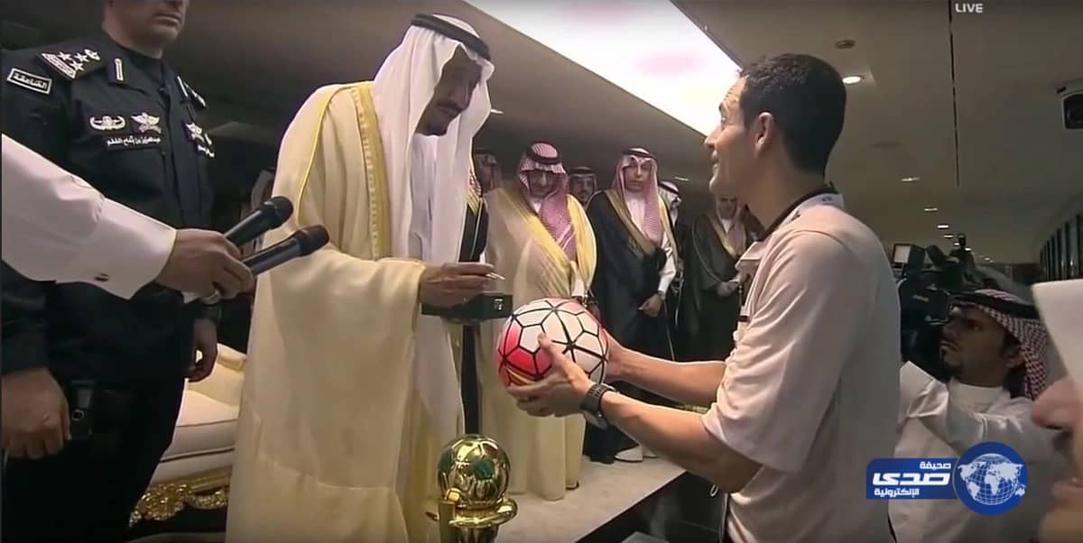 بالفيديو.. خادم الحرمين في حوار بالإنجليزية مع حكام نهائي الأهلي والنصر