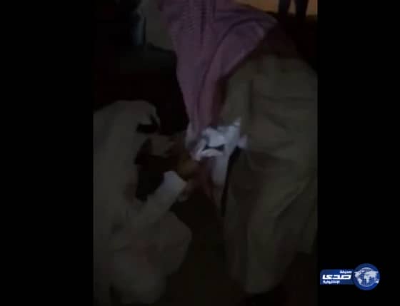 بالفيديو:أشقاء يهدون أخاهم الأكبر "لكزس" 2015ويصرون على تقبيل قدمه 