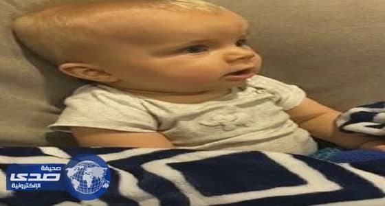 بالفيديو.. رد فعل صادم لطفل يسمع والده يعزف على الجيتار