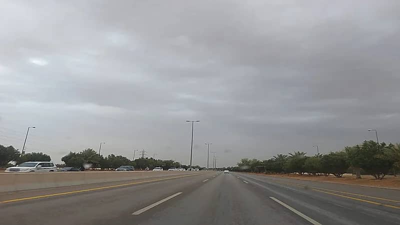 شاهد.. طوابير سيارات تمتد لأكثر من 3 كيلومترات بطريق الثمامة