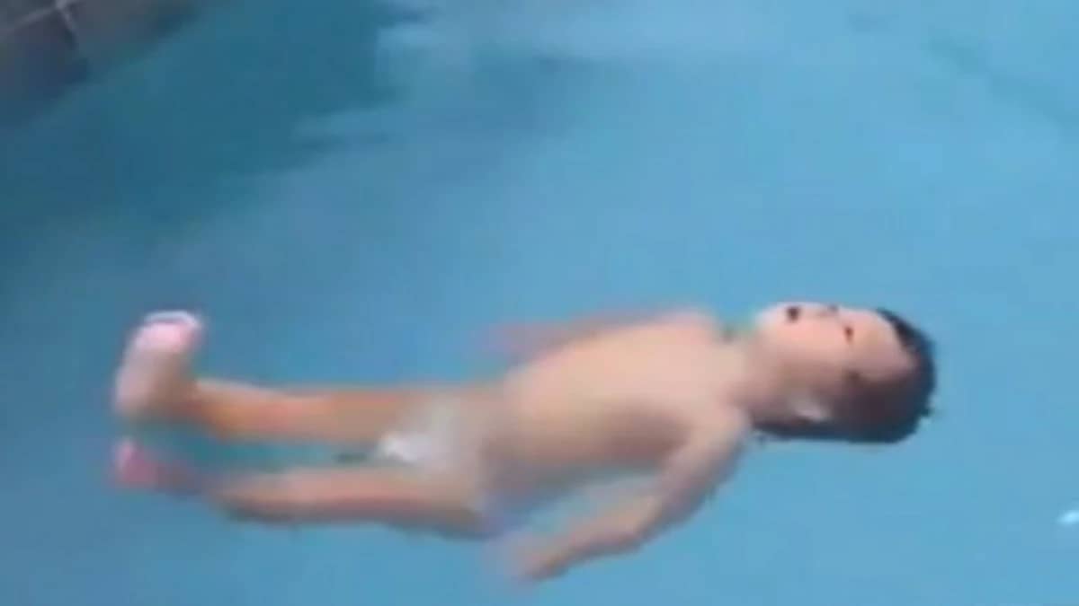 شاهد.. طفل عمره سنة يسبح بمفرده ويُثير الجدل 