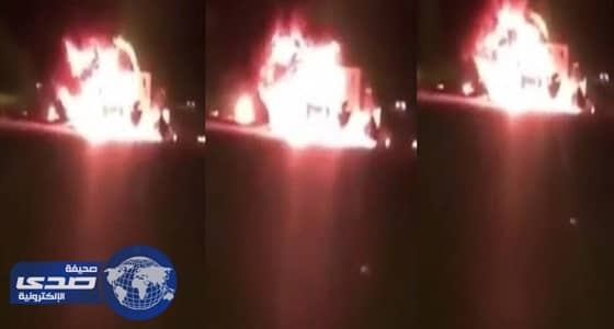 بالفيديو.. لحظة احتراق سيارة بداخلها 5 أشخاص على طريق الأحساء
