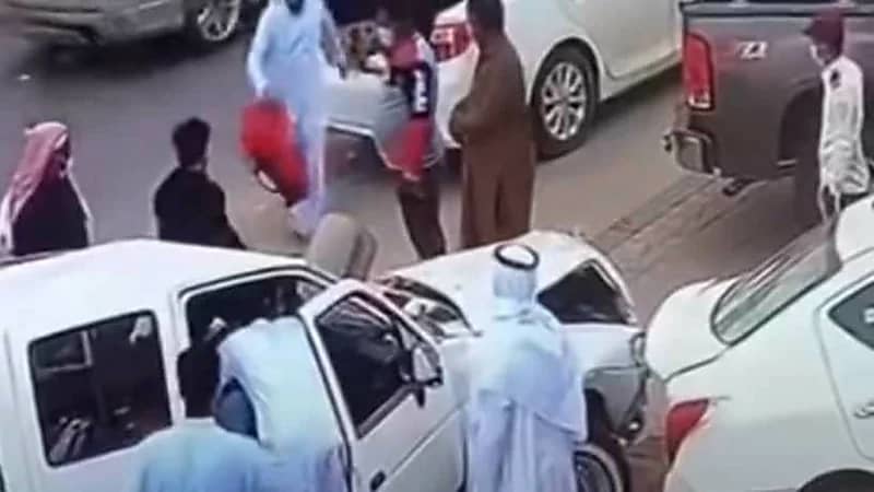 شاهد.. مسعف يروي قصة إنقاذه حياة مواطن بعد حادث تصادم في حفر الباطن