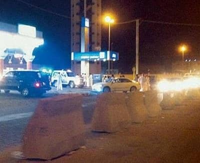 الشرطة تفرق شباب تجمعوا حول صراف آلي يضاعف المبالغ المسحوبة 