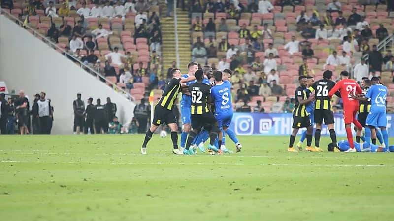 لحظة طرد حمدالله بعد اشتباكه مع البليهي .. فيديو