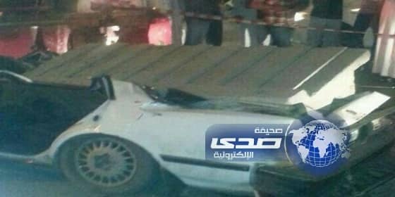 بالصور والفيديو.. سقوط قطعة خرسانية من جسر على مركبة بمكة