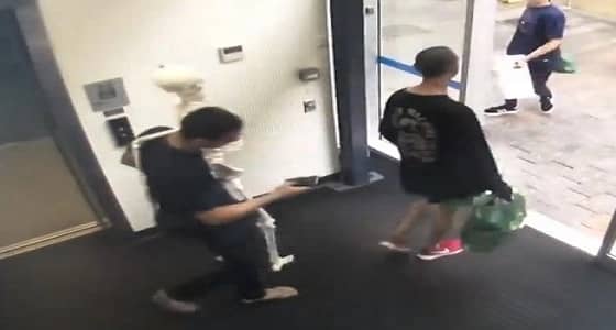 بالفيديو.. 3 لصوص يسرقون هيكل عظمي من معرض مكتبة