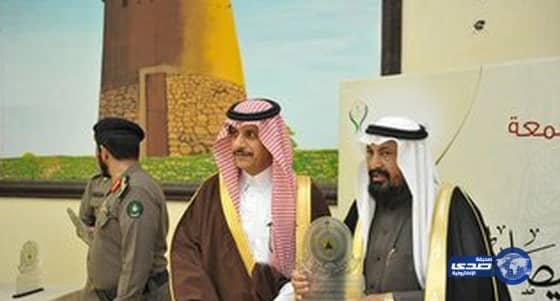 سمو محافظ المجمعة يكرم " الأسمري "