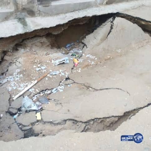 بالصور.. هبوط أرضي بـ" مدائن الفهد" جنوبي جدة