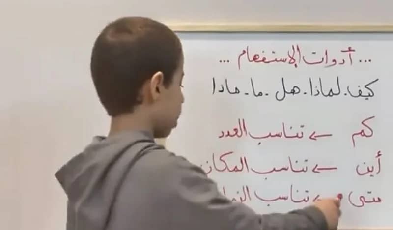 شاهد.. طالب يشرح الدرس لزملائه في إحدى المدارس بالرياض