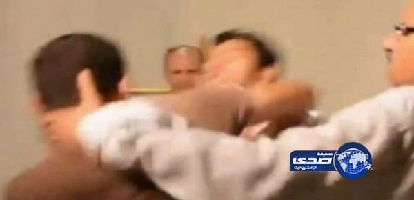 بالفيديو.. فنان تونسي يعتدي بضربة رأسية على وزير الثقافة 