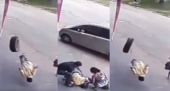 فيديو مروع لإطار سيارة يطيح برجل ويسقطه أرضا في الشارع