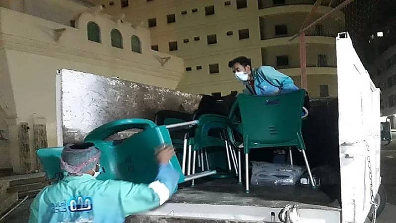 شاهد.. مصلون يؤدون صلاة الجمعة في الشارع بعد أن طردهم مشرف حوثي من المسجد