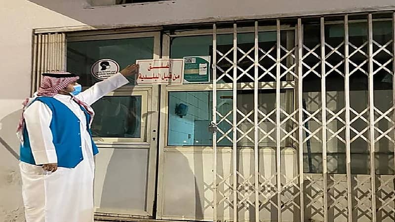 رئيس الوزراء الماليزي يؤدي مناسك العمرة