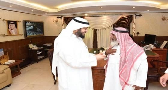 مسن يسجل في تعليم مكة للكبار ويطمح للحصول على " الدكتوراه "