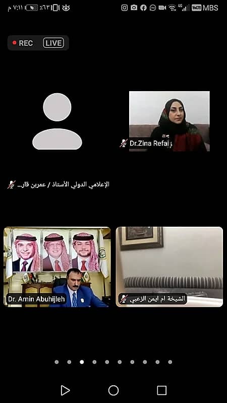 شاهد : شاب بإحدى قرى أضم ينثر موهبته على صخور قريته