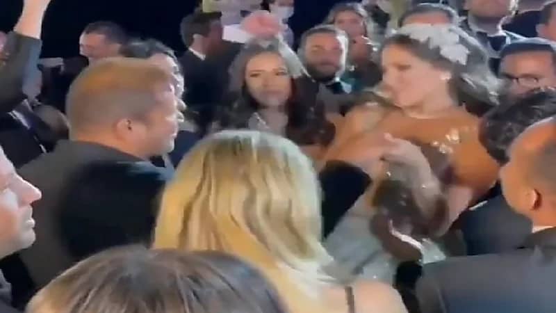 شاهد.. وصلة رقص حماسية لعروس مع عمرو دياب