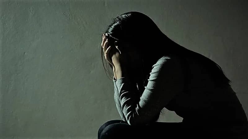 شاب يمارس الرذيلة مع سيدة حتى لا تتزوج شقيقه