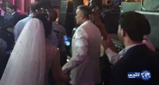 طرد زوجين من الفندق في ليلة زفافهما بسبب طقطقة مدير