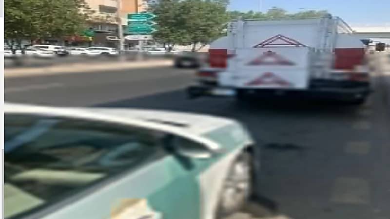 بالفيديو .. ضبط سائق متهور قاد شاحنته المحملة بمواد خطرة بسرعة  شديدة