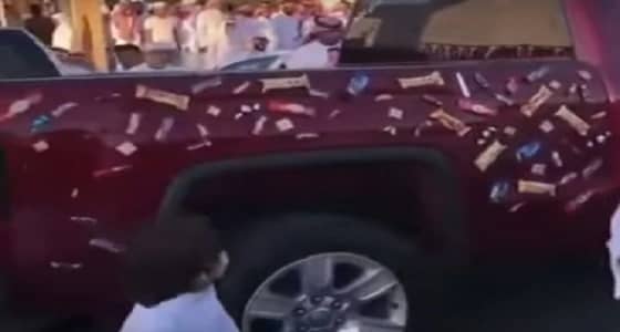 بالفيديو.. مواطن يعايد الأطفال بطريقة مبتكرة بعد صلاة العيد