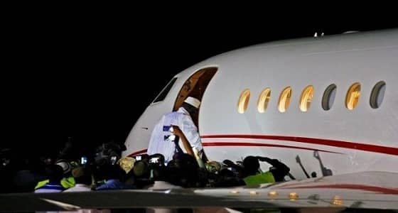 رئيس غامبيا السابق يغادر إلى منفاه