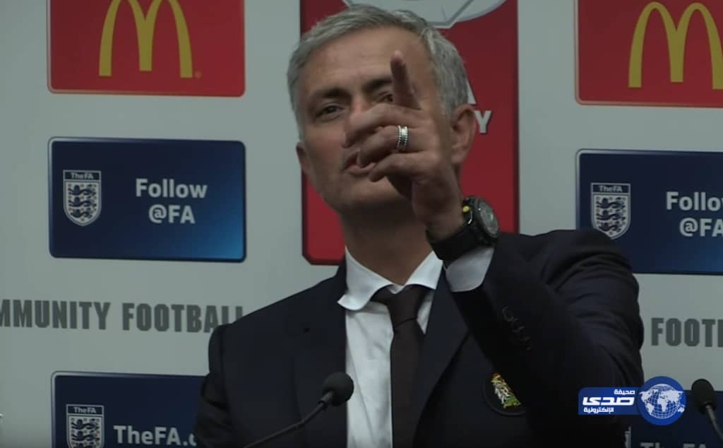 بالفيديو..مورينيو يضع صحفي في موقف محرج للغاية سيتذكره للأبد.. "إنه ينام مثل الملاك"