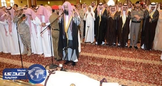 الأمير محمد بن عبدالرحمن يؤدي صلاة الميت على رئيس الأخويا