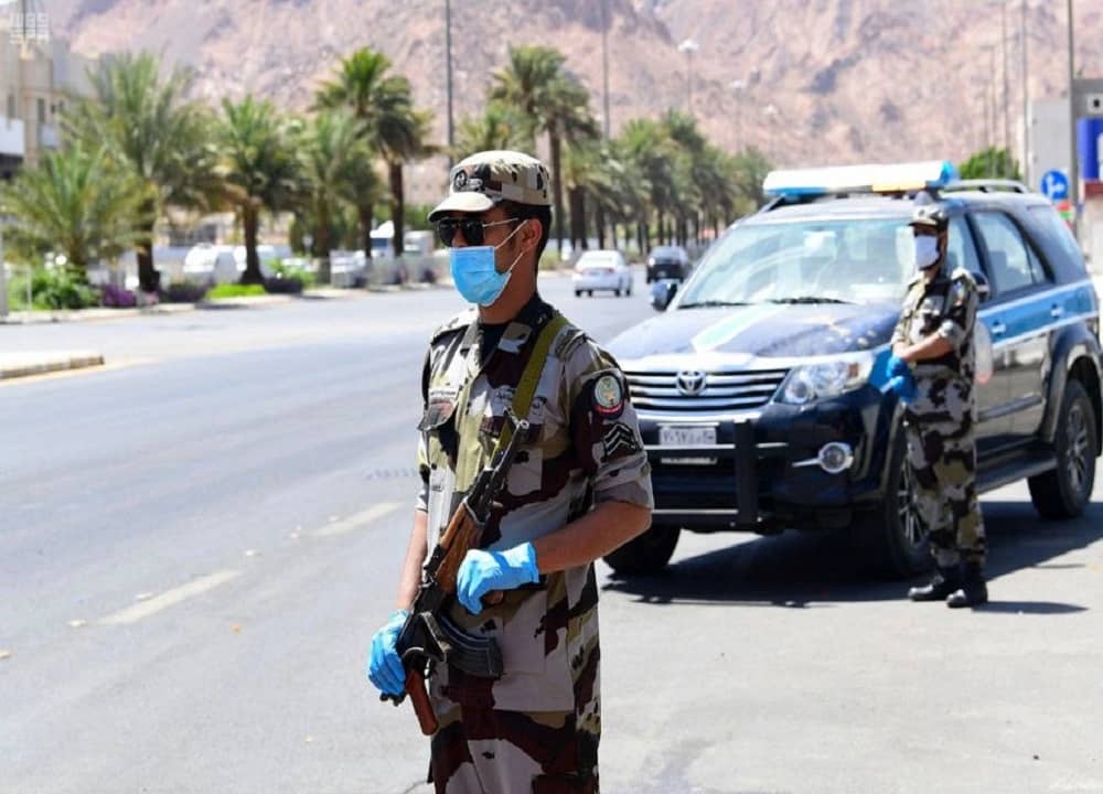رجال الأمن رغم حرارة الجو لم يتوانوا عن مسؤوليتهم في حماية المجتمع وصحته (صور)