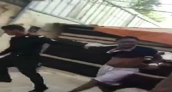 بالفيديو.. الأمن يقيد " أبو ساطور " بعد محاولته خطف طفل بالرياض