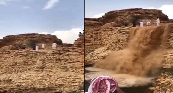 لحظة وصول السيل لشلال مركز الشعب شرق المجمعة