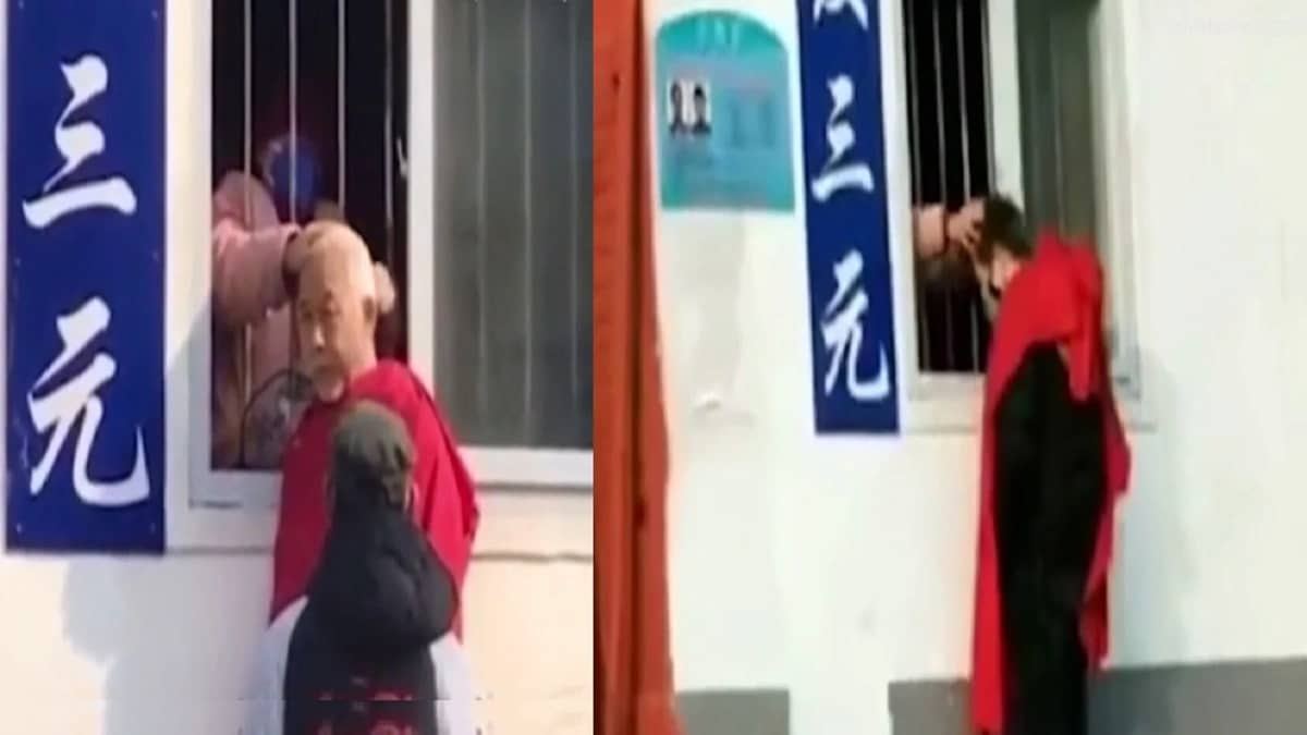 بالفيديو.. سيدة صينية تقص شعر عملائها بطريقة غريبة خوفا من كورونا