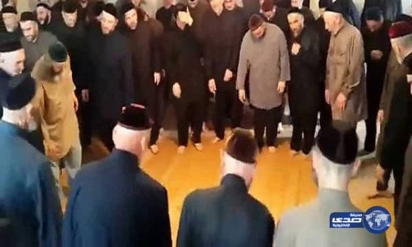 شاهد: الطائفة الصوفية في الشيشان يؤدون طقوسا غريبة على قرع الطبول!