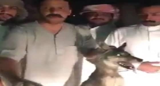 بالفيديو.. مواطن يصطاد " عسقلة " بمدينة نجران