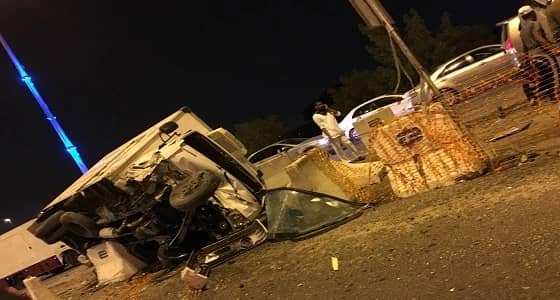 انقلاب شاحنة بدون حمولة وإصابة قائدها بالعاصمة المقدسة