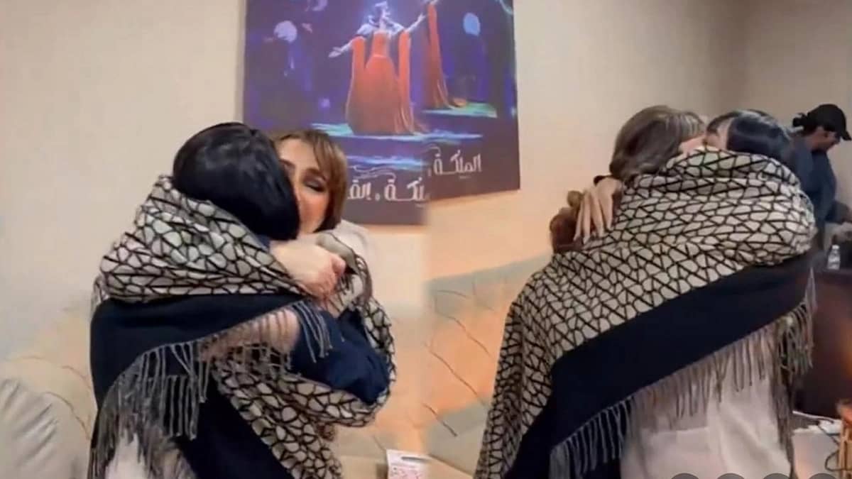 مشهد مؤثر يُظهر حنية الفنانة هدى حسين على شقيقتها.. فيديو