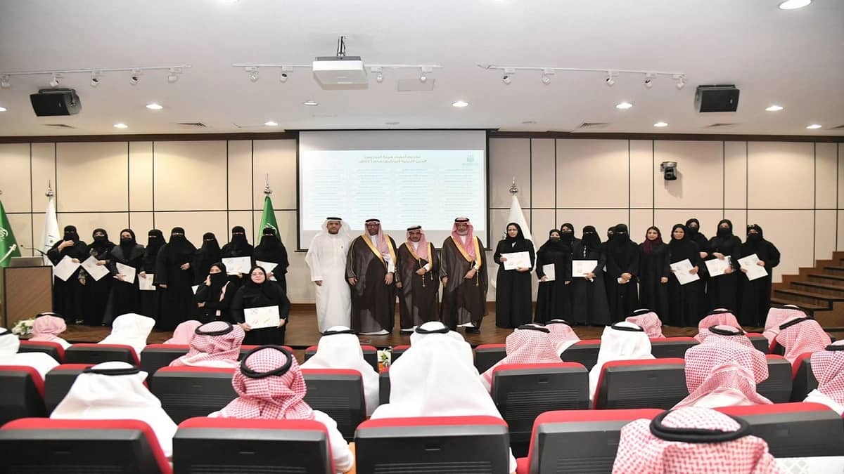 رئيس جامعة أمِّ القرى يدشّن الأدلة المؤسسية للجودة تزامنًا مع أسبوع الجودة العالمي 2025