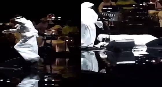 بالفيديو.. سقوط الفنان عبدالله رويشد على خشبة المسرح