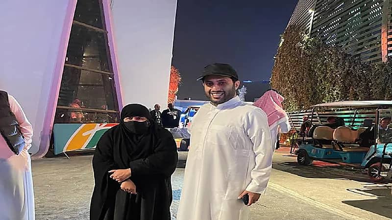 بعد انبهارها بالفعاليات.. آل الشيخ يلتقط صورة مع أم نايف