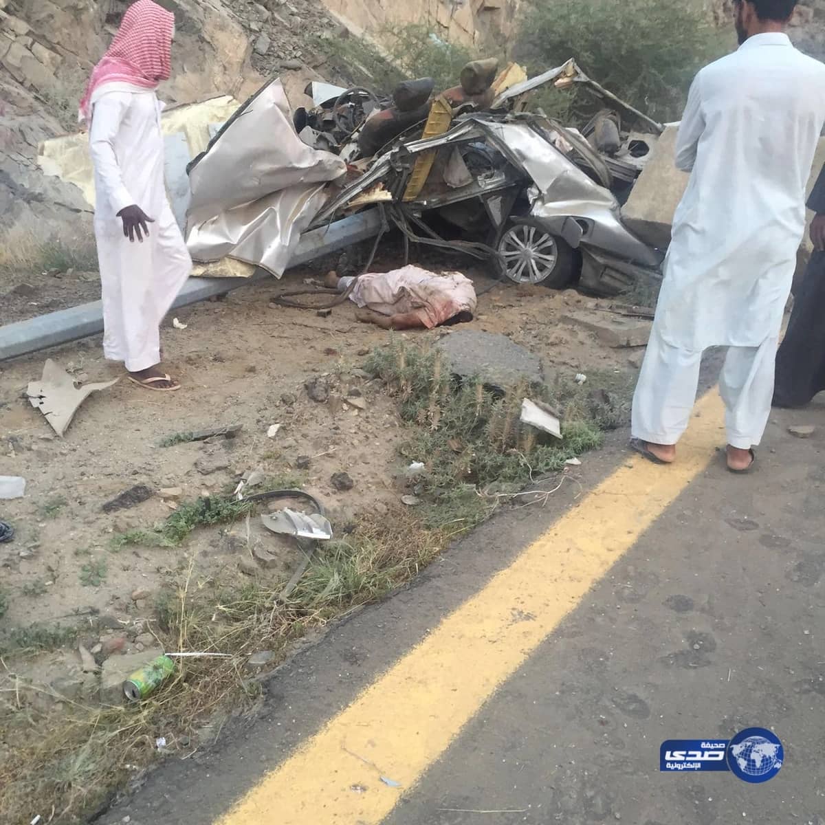 بالصور .. حادث شنيع يحصد أرواح ثلاثة شبان  بأضم