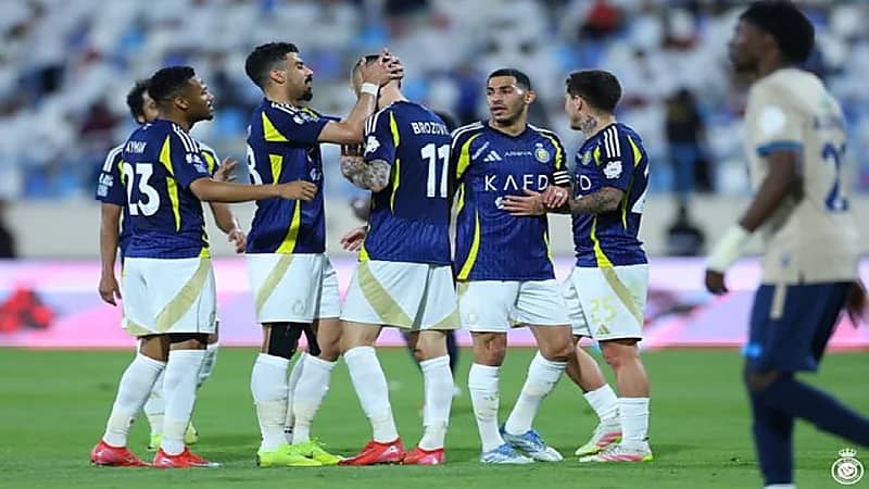 لاعبو النصر يحتفلون بعشاء جماعي في أحد مطاعم الرياض.. فيديو