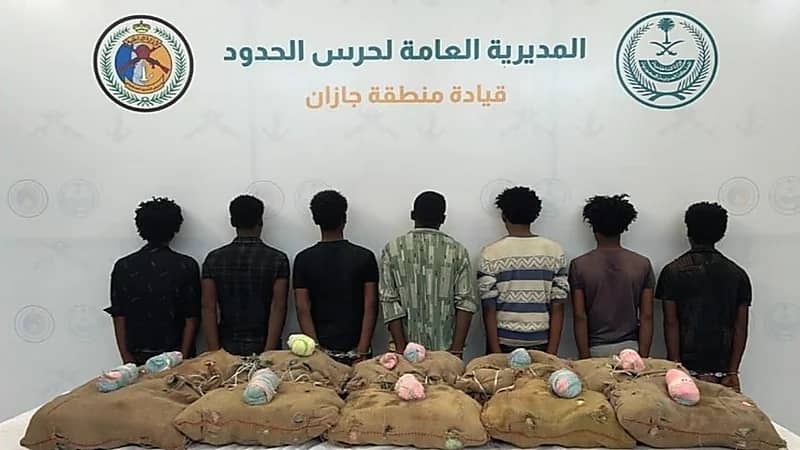 القبض على 8 مخالفين لتهريبهم مواد مخدرة