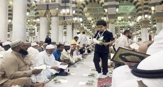 بيد مكسورة.. الطفل ريان يخدم زوار المسجد النبوي