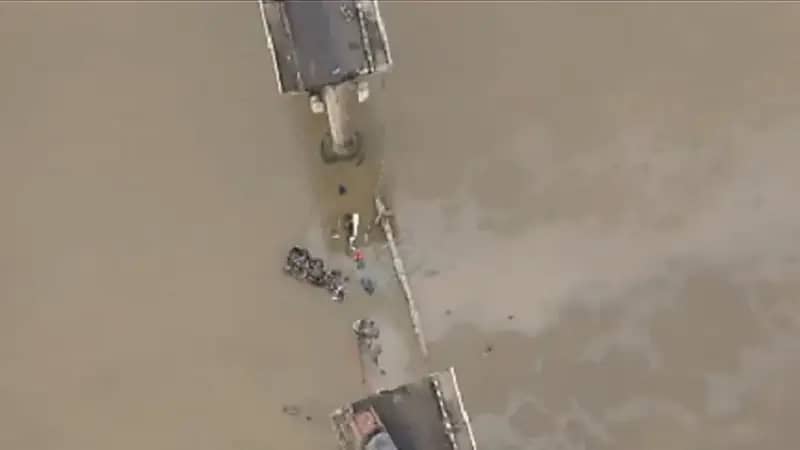 مصرع 10 أشخاص بعد انهيار جسر وسقوط مركبات في النهر.. فيديو