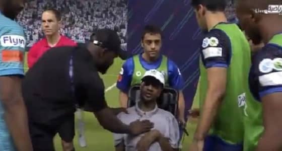 شاهد.. لاعبو الهلال يٌقبلون رأس خميس العويران قبل ديربي الرياض