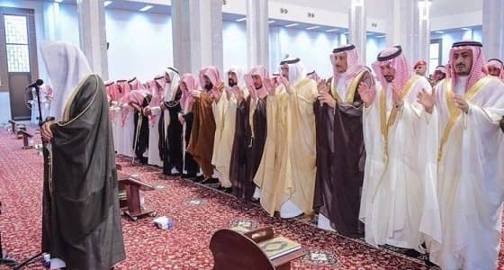 بالفيديو.. مصلون يقلبون الرداء عقب صلاة الاستسقاء