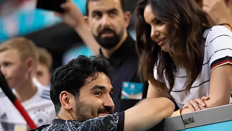 زوجة غوندوغان تثير غضب لاعبي برشلونة بصورة