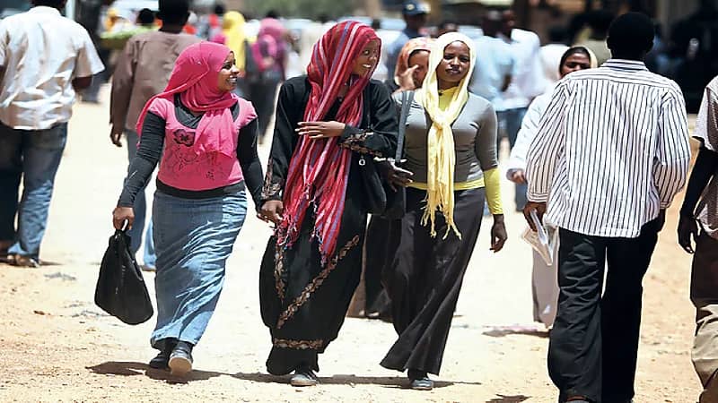 جامعة تمنع ارتداء العباءة للطالبات وتثير الجدل